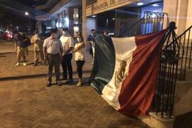 Mexicanos reciben a AMLO en la embajada con cartulinas y gritos de apoyo