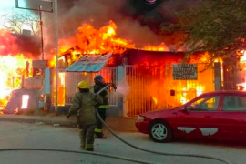 Muere abuelito en su casa bajo fuego