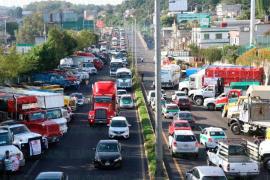 Los camioneros han dejado sus unidades de carga en la carretera de Xalapa https://www.milenio.com/estados/veracruz-bloquean-carreteras-supuestos-abusos-autoridad