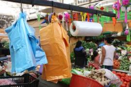 Extenderían a los comercios un plazo  para que puedan dar bolsas y otros plásticos