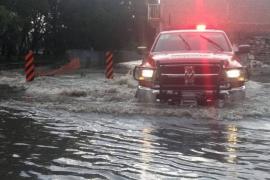 Lluvia afecta vialidades en Guadalajara se ven vehículos flotando