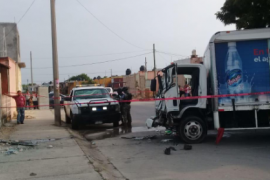 Un camión repartidor de refresco se estrella contra vivienda en Dunas de Coatzacoalcos