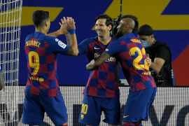 Messi anota su gol numero 700 tras un penal ante el Atlético de Madrid