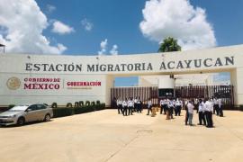 En la estación migratoria de Acayucan se manifestaron elementos de seguridad de la empresa SEICSA