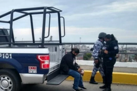 Rescatan a mujer que quiso suicidarse tratando de aventarse de un puente en el Puerto de Veracruz