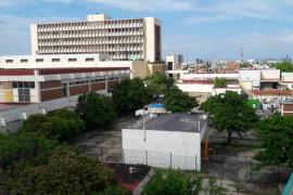 Hospital Adolfo Ruiz Cortines retira basura acumulada del estacionamiento 