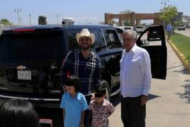 “El Komander” se toma foto con AMLO en Culiacán