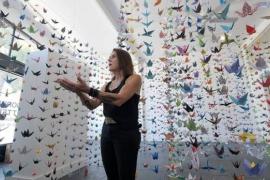 Con grullas de origami, artista de EE.UU. homenajea a víctimas del Covid-19