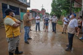  Cuitláhuac Condado ayuda a personas afectadas por tromba en Acayucan