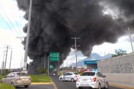 Choque entre pipa y tren provoca incendio en Nuevo León; deja dos lesionados