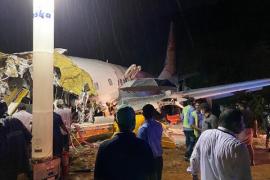 Se parte en dos pedazos avión de Air India Express en un aterrizaje de emergencia