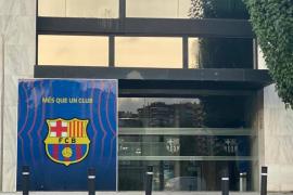 Aficionados atacan con huevos oficinas del Barcelona en el Camp Nou