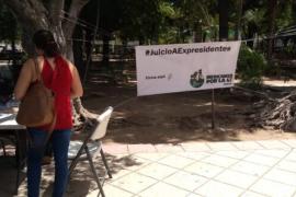 Grupo de jóvenes reúnen firmas para juzgar a expresidentes, en Xalapa Veracruz