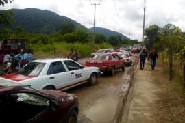 Grupo de taxistas de Tezonapa bloquean carretera a Laguna Chica; exigen mejorar caminos