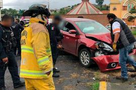 Delincuentes son perseguidos tras un asalto y se estrellan en Bulevar Banderilla en Xalapa