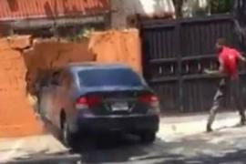 Video: Empezaron a martillazos; terminaron derribando un muro con un auto