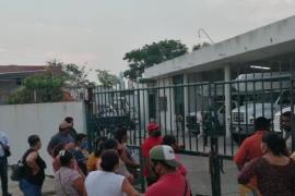 Pobladores exigen a la CFE regularizar los continuos apagones en Villa Allende Coatzacoalcos