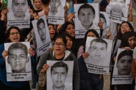 Realizan mitin, familiares de los 43 de Ayotzinapan frente a la Suprema Corte de Justicia