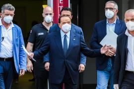 Sale de hospitalización Silvio Berlusconi después de contagiarse por coronavirus