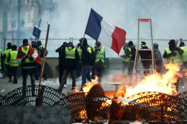 En Paris chalecos amarillos vuelven a tomar las calles,  hay más de 256 detenidos