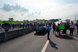 Bloqueo en la carretera Xalapa Veracruz por integrantes de La Leyenda Chicho el Roto