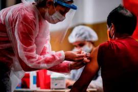 Se reanudan pruebas de vacuna contra Covid-19, informa la Universidad de Oxford 