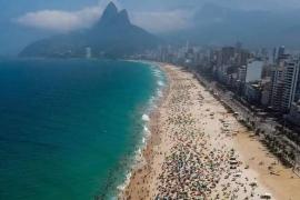 Brasileños se abarrotan en playas de Rio de Janeiro