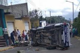 Dos policías municipales de La Perla que viajaban en una patrulla estuvieron a punto de ser linchados