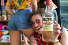 Luisito Comunica, criticado por foto con su novia