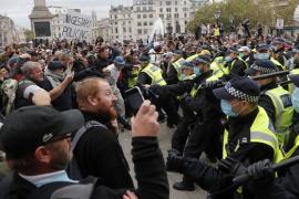 Elementos de la policía en Londres echan abajo protesta contra medidas COVID19