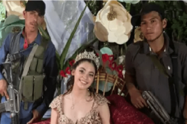 Sicarios armados se toman una foto con una quinceañera