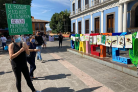 Fachada del Palacio Municipal de Coatepec con pancartas, protestas en defensa de área natural