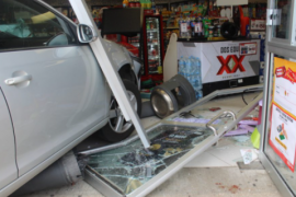 Conductor impacta su vehículo contra un Oxxo en Coatzacoalcos