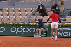  El tenista serbio Novak Djokovic golpea por accidente a otro juez de línea: Roland Garros