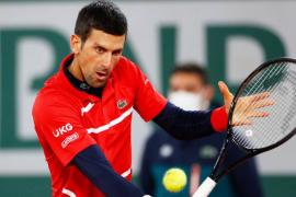 Video: Novak Djokovic da “pelotazo” a juez de línea en Roland Garros