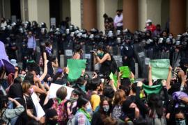 Grupo de feministas reprueban operativo de SSP en marcha a favor del aborto legal en Xalapa