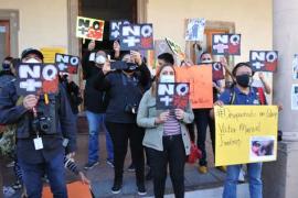 Decenas de periodistas se manifestaron ayer fuera de la sede del ayuntamiento de Salamanca, Guanajuato, para exigir justicia por el asesinato de su colega Israel Vázquez Rangel, reportero de El Salmantino