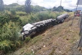 El aparatoso accidente se suscitó alrededor de las 09:00 horas de este domingo a la altura del kilómetro 277+500 del tramo carretero Ixtaczoquitlán-Fortín de las Flores