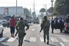 Los elementos de seguridad cercaron el área y cerraron el paso a vehículos y peatones que intentaban pasar sobre el bulevar