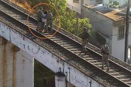 Policías impidieron que la persona se arrojara del puente ferroviario ubicado sobre la avenida Murillo Vidal