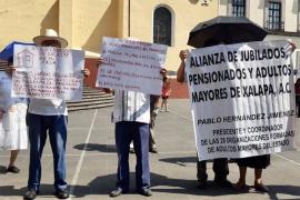  Jubilados en Xalapa exigen pago de pensión alimenticia