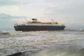 Encalla buque hotel en las costas de Alvarado, Veracruz