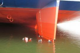 Este tipo de actividad se ha identificado en Perú y Colombia donde incluso los traficantes han soldado cadenas para remolcar los cargamentos bajo el agua.