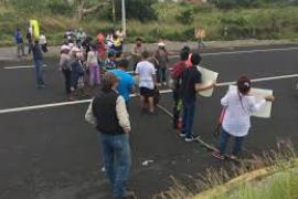 El bloqueo sobre la autopista, en el sentido Cardel-Veracruz, se efectuó a la altura del ex basurero municipal