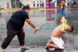 Exdelegado de Tabasco se flagela en protesta por desatención debido a inundaciones