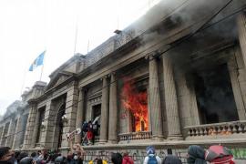 Cientos de manifestantes le prenden fuego al Congreso de Guatemala