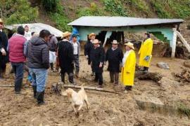 El alcalde de Chamula, Chiapas, Ponciano Gómez Gómez, así como integrantes del ayuntamiento, recorrieron este viernes la comunidad de Muquem, luego que 10 personas fallecieran por las lluvias ocasionadas por el frente frío 11