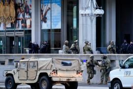 Miembros de la Guardia Nacional de Pensilvania y policías de Filadelfia se encuentran frente al Edificio de Servicios Municipales de la entidad, en vísperas de las Elecciones Generales de 2020 en los Estados Unidos