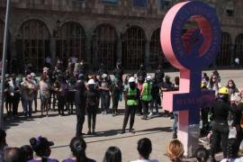 Mujeres instalaron a la plaza de armas de Guadalajara un antimonumento para exigir a autoridades el esclarecimiento de feminicidios cometidos en Jalisco y en el país, y frenen los crímenes de odio.
