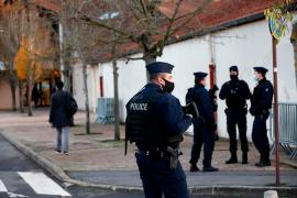 Policías en las inmediaciones de la escuela Le Bois d'Aulne en Conflans-Sainte-Honorine, donde impartía clases el profesor que fue decapitado